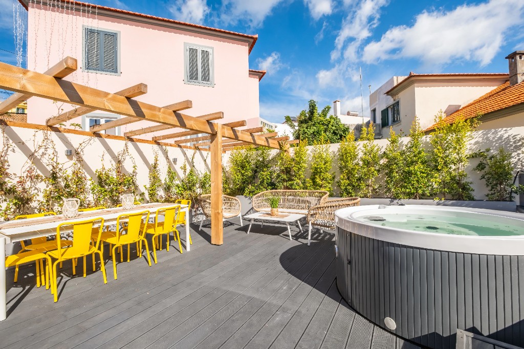 Rooftop terrace with hot tub at Casa de Pico
